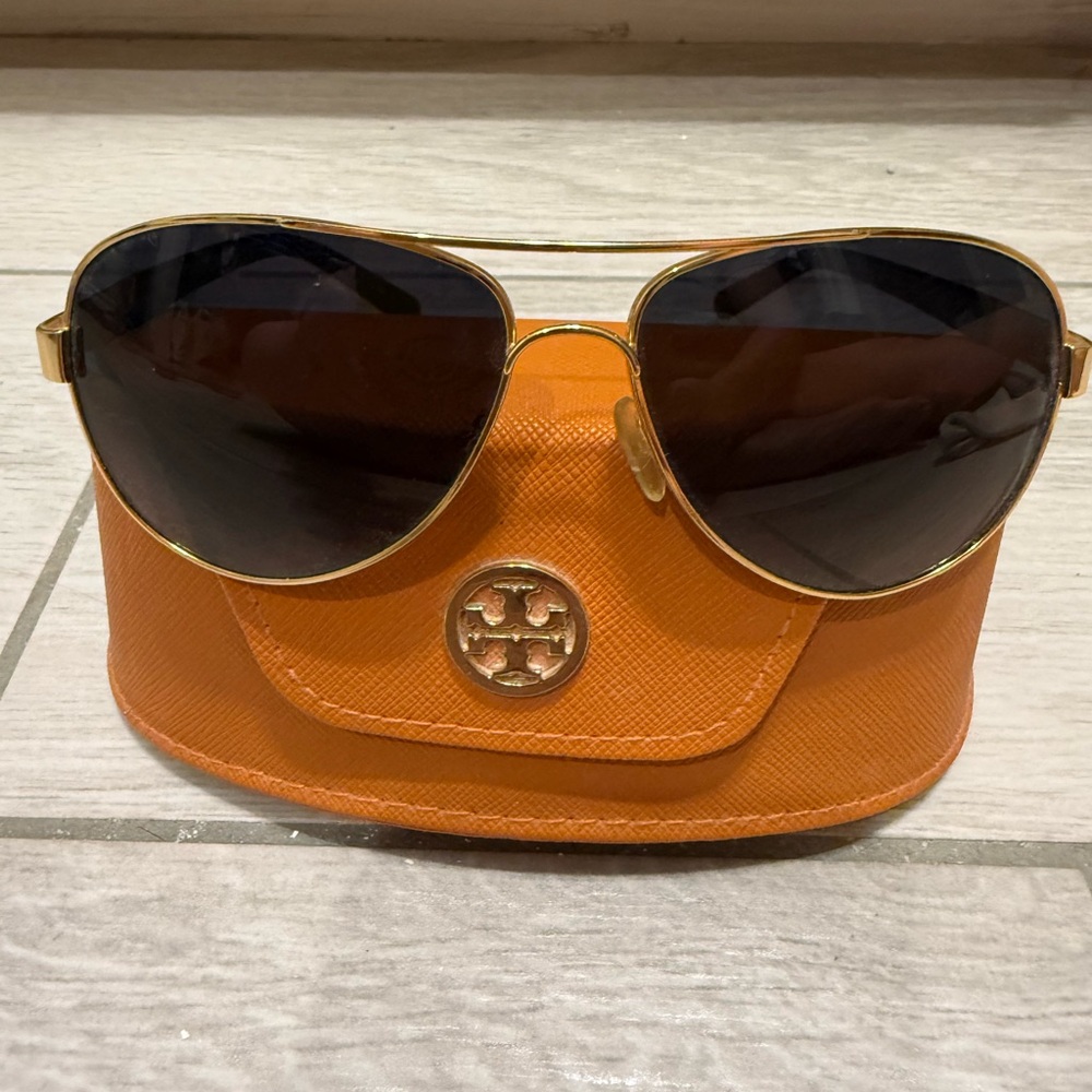 Tory Burch Aviator Sunglasses TY6010 - misses nose piece